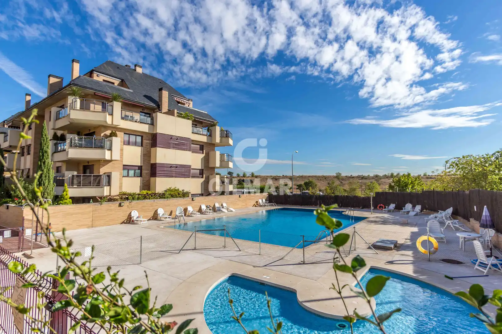 Außenansicht von Wohnung zum Verkauf in Boadilla del Monte mit Heizung, Privatgarten und Schwimmbad