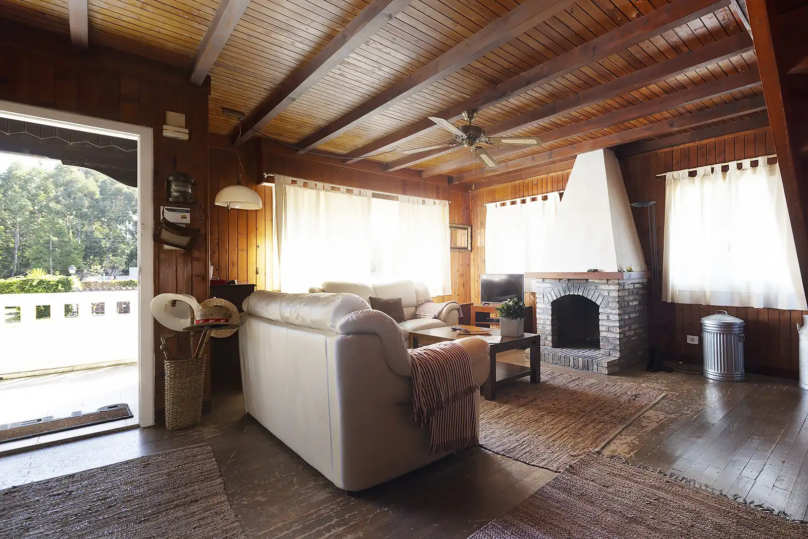 Sala de estar de Casa o chalet en venta en Oleiros con Calefacción, Jardín privado y Piscina