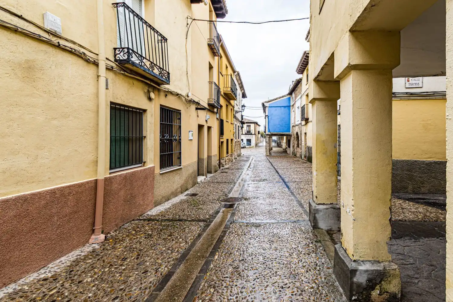 Exterior view of Houses for sale in Fuentelencina  with Air Conditioner and Storage room