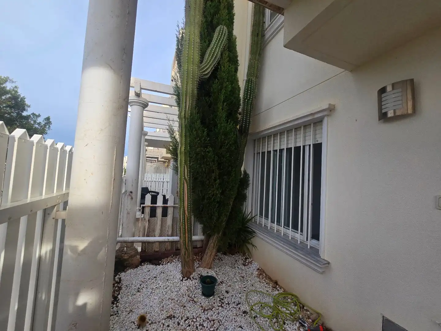 Außenansicht von Einfamilien-Reihenhaus zum Verkauf in Vera mit Klimaanlage, Terrasse und Abstellraum