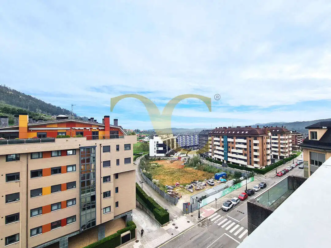 Außenansicht von Maisonette zum Verkauf in Oviedo  mit Heizung, Privatgarten und Terrasse