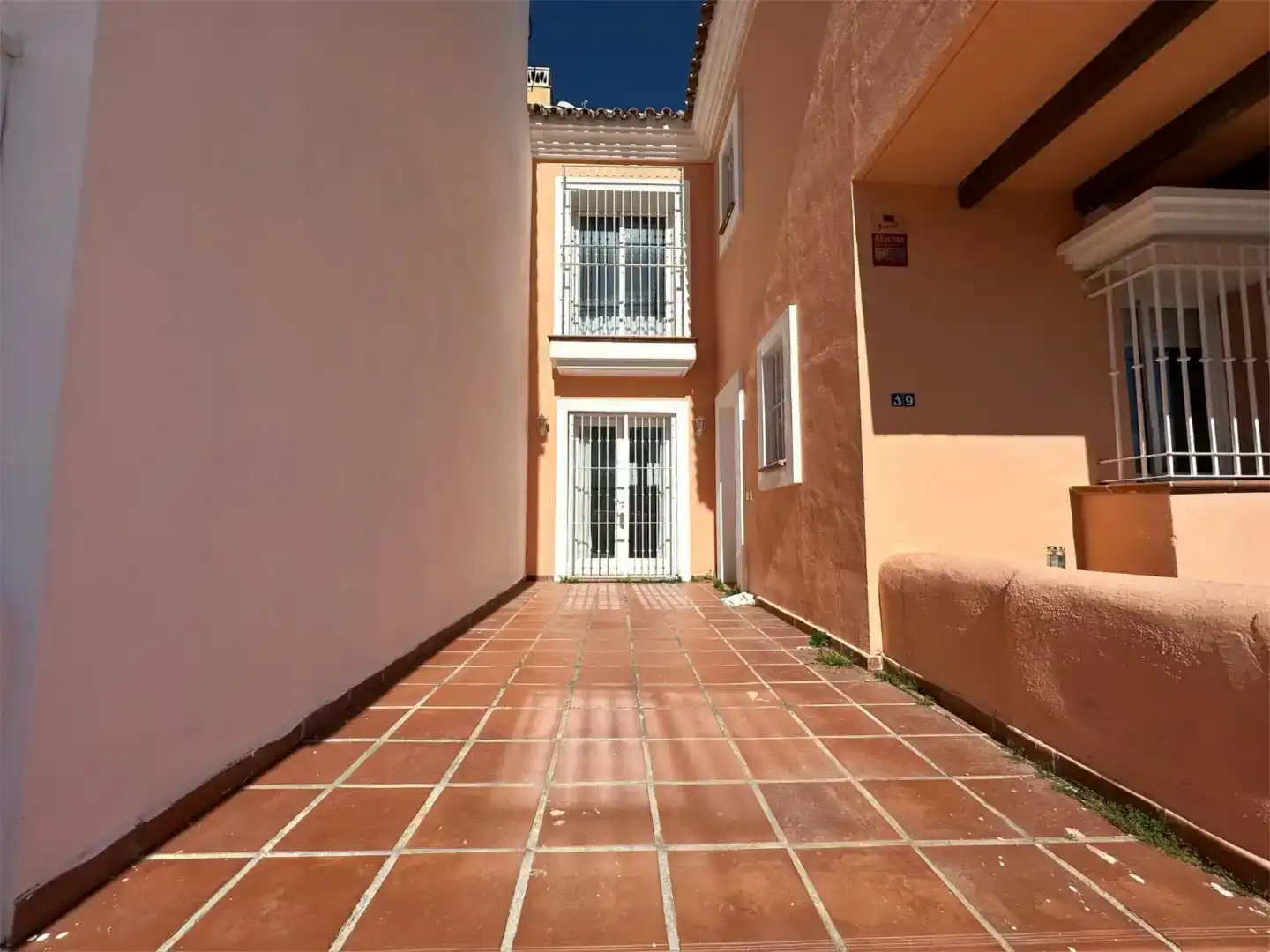 Vista exterior de Casa adosada de lloguer en Marbella amb Aire condicionat, Piscina i Balcó
