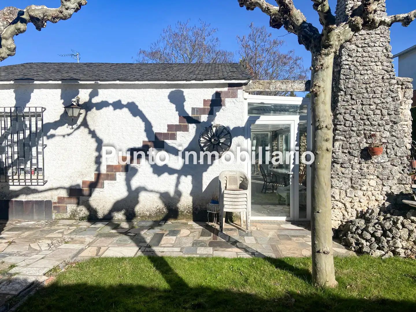 Vista exterior de Casa adosada en venta en Tudela de Duero con Calefacción, Jardín privado y Terraza