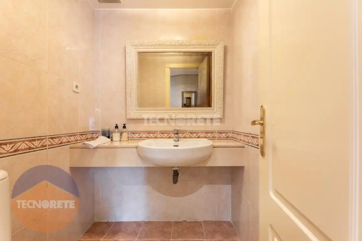 Baño de Piso en venta en Majadahonda con Aire acondicionado y Piscina comunitaria