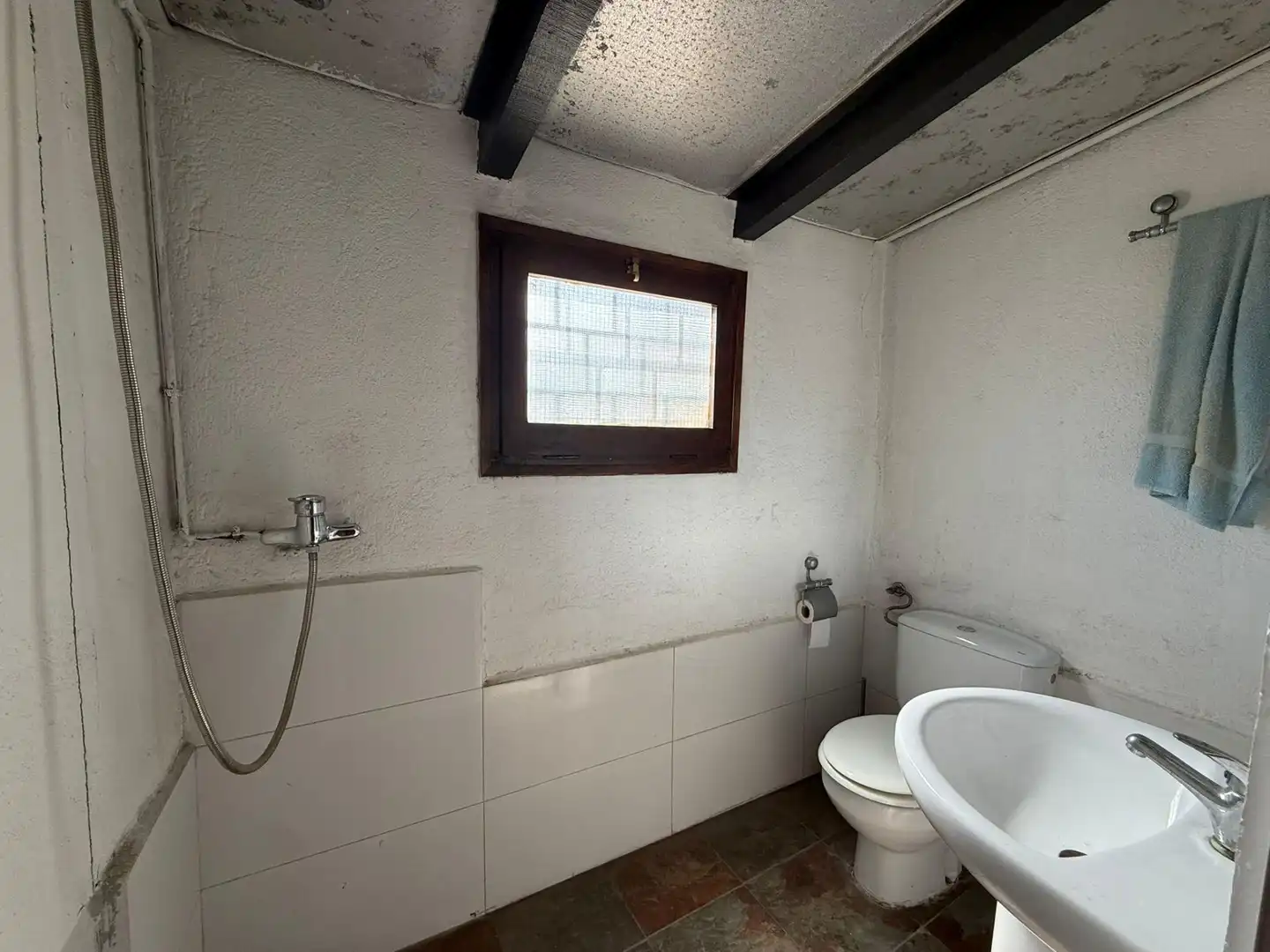 Badezimmer von Einfamilien-Reihenhaus zum Verkauf in Sabadell mit Terrasse, Abstellraum und Ofen