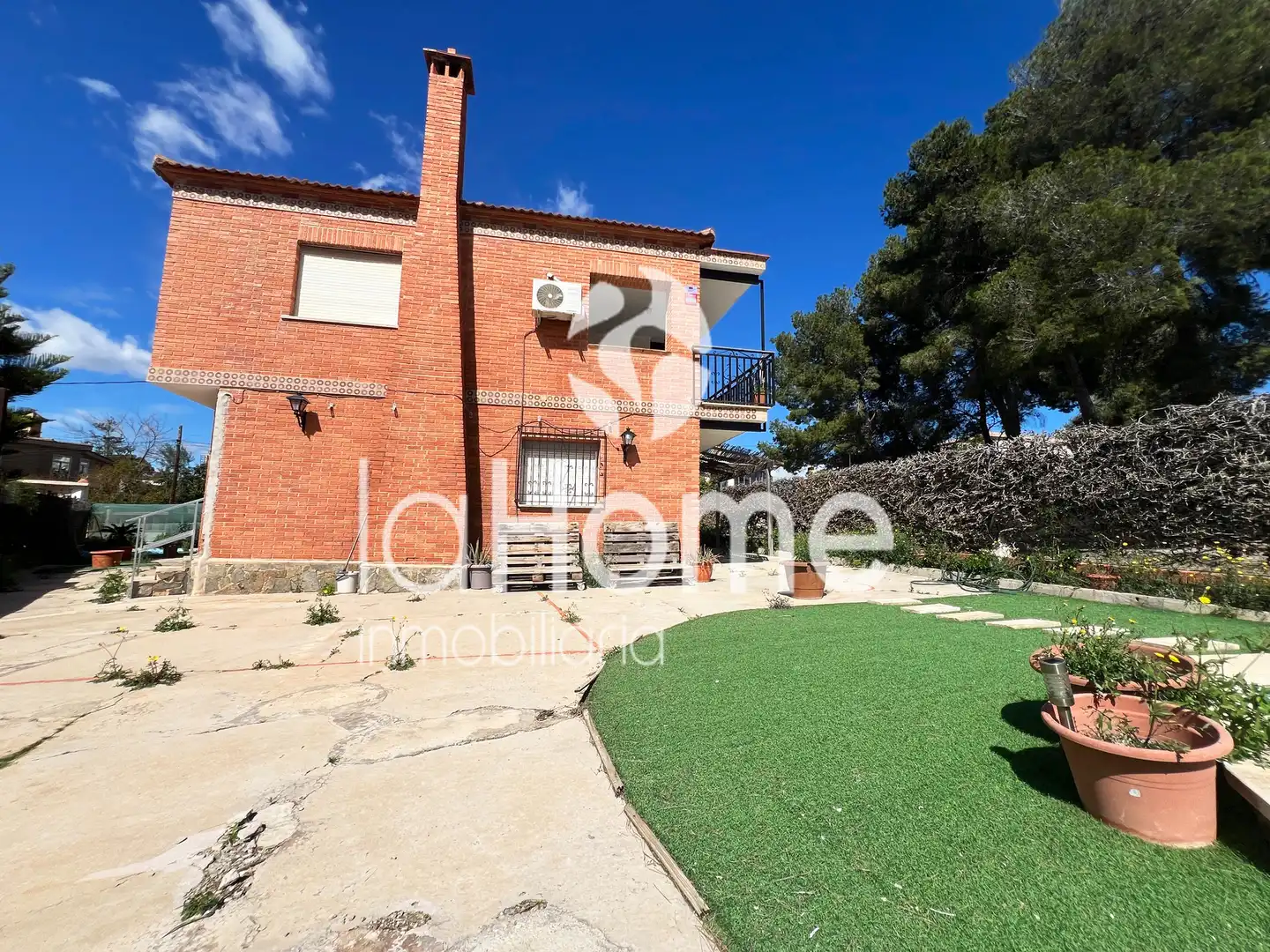 Vista exterior de Casa o xalet en venda en Paterna amb Aire condicionat, Jardí privat i Terrassa