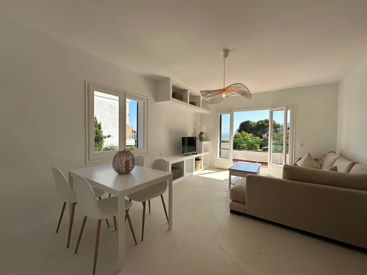 Sala d'estar de Casa adosada en venda en Roses amb Aire condicionat, Jardí privat i Terrassa