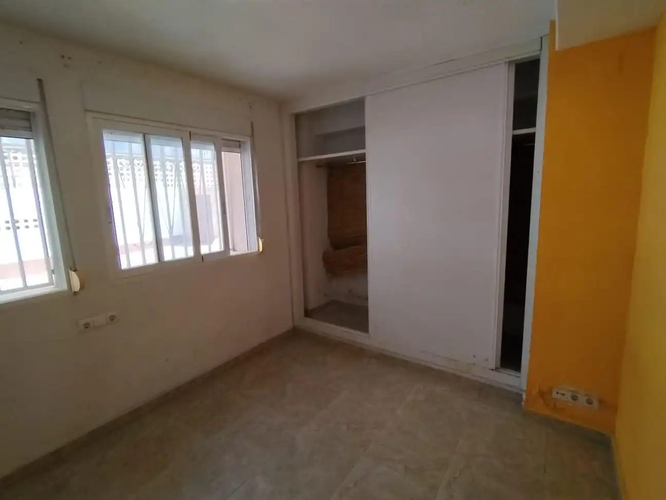 Habitación de Apartamento en venta en Benidorm con Jardín privado, Terraza y Piscina comunitaria