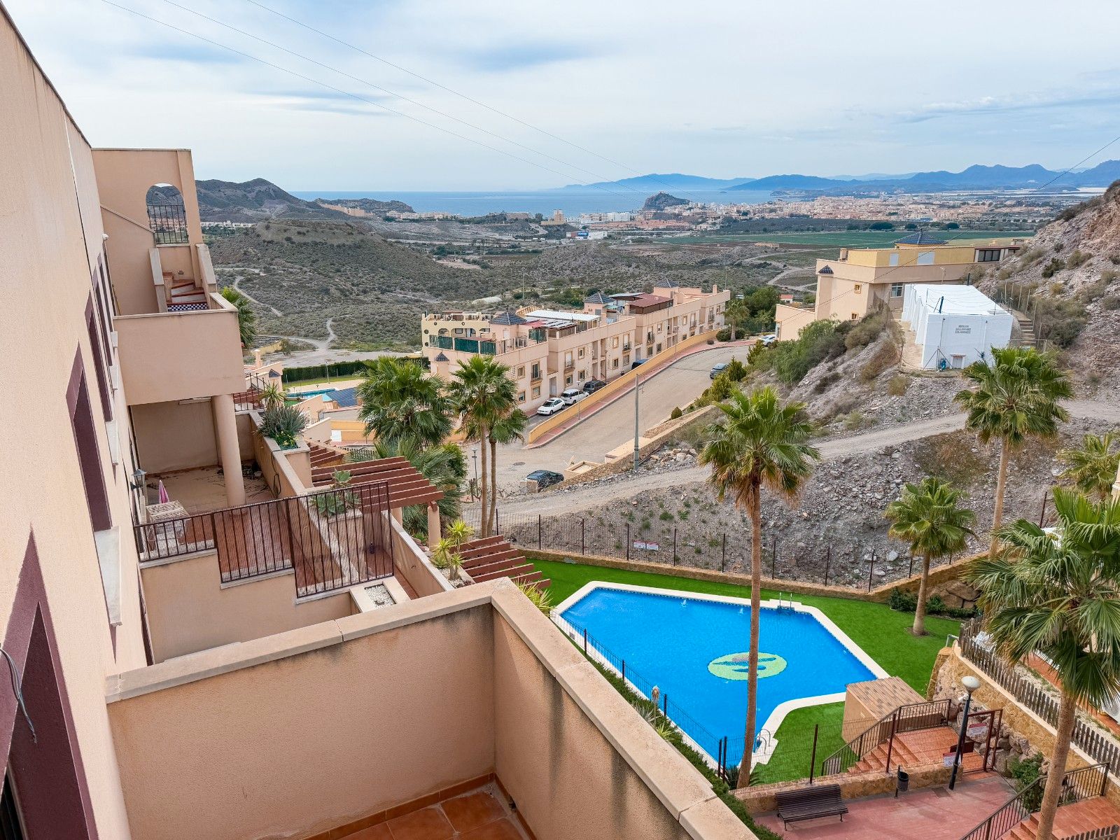 Vista exterior de Àtic en venda en Águilas amb Terrassa i Piscina comunitària