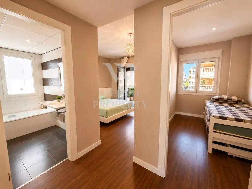 Schlafzimmer von Wohnungen zum Verkauf in Salou mit Klimaanlage, Privatgarten und Möbliert