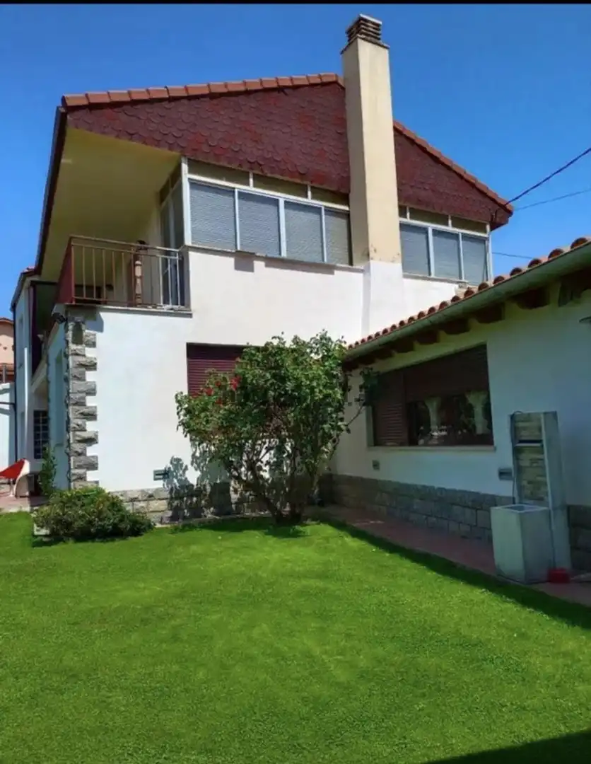 Vista exterior de Casa o xalet en venda en Mansilla Mayor amb Aire condicionat, Jardí privat i Parquet
