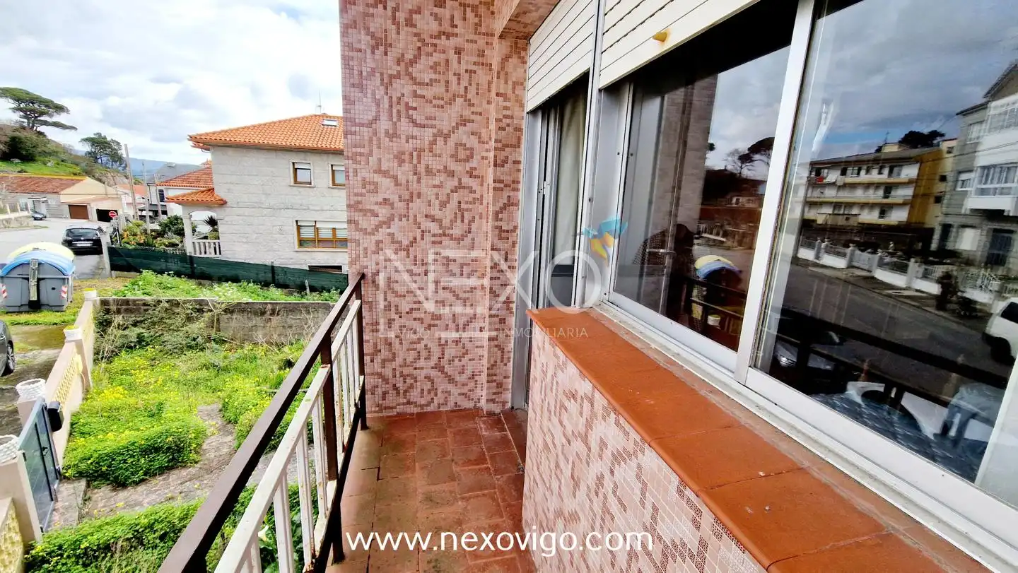 Terrassa de Casa o xalet en venda en Cangas  amb Calefacció, Jardí privat i Parquet