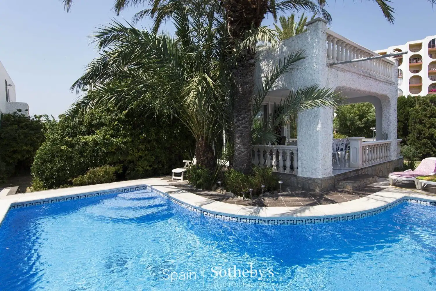 Casa amb piscina en venda a Carrer Badia
