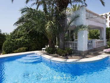 Casa amb piscina en venda a Carrer Badia