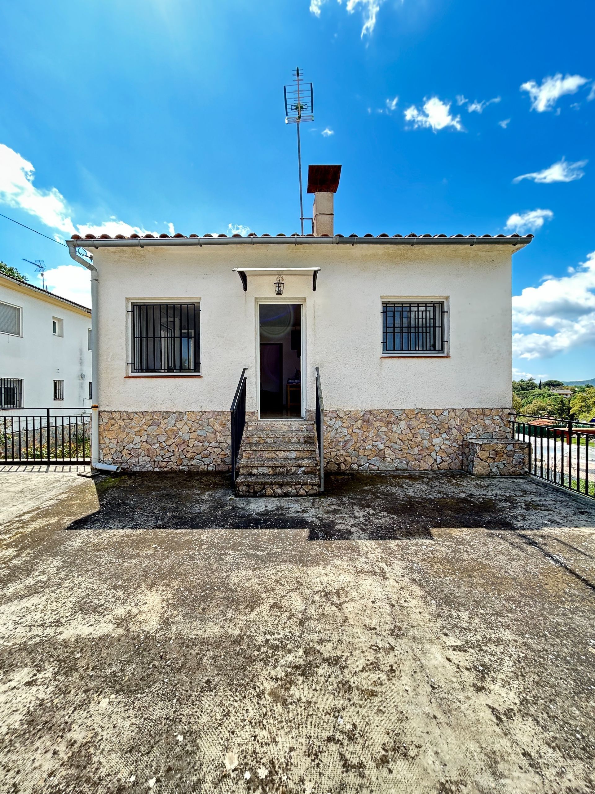 Vista exterior de Casa o xalet en venda en Santa Coloma de Farners amb Jardí privat, Terrassa i Traster