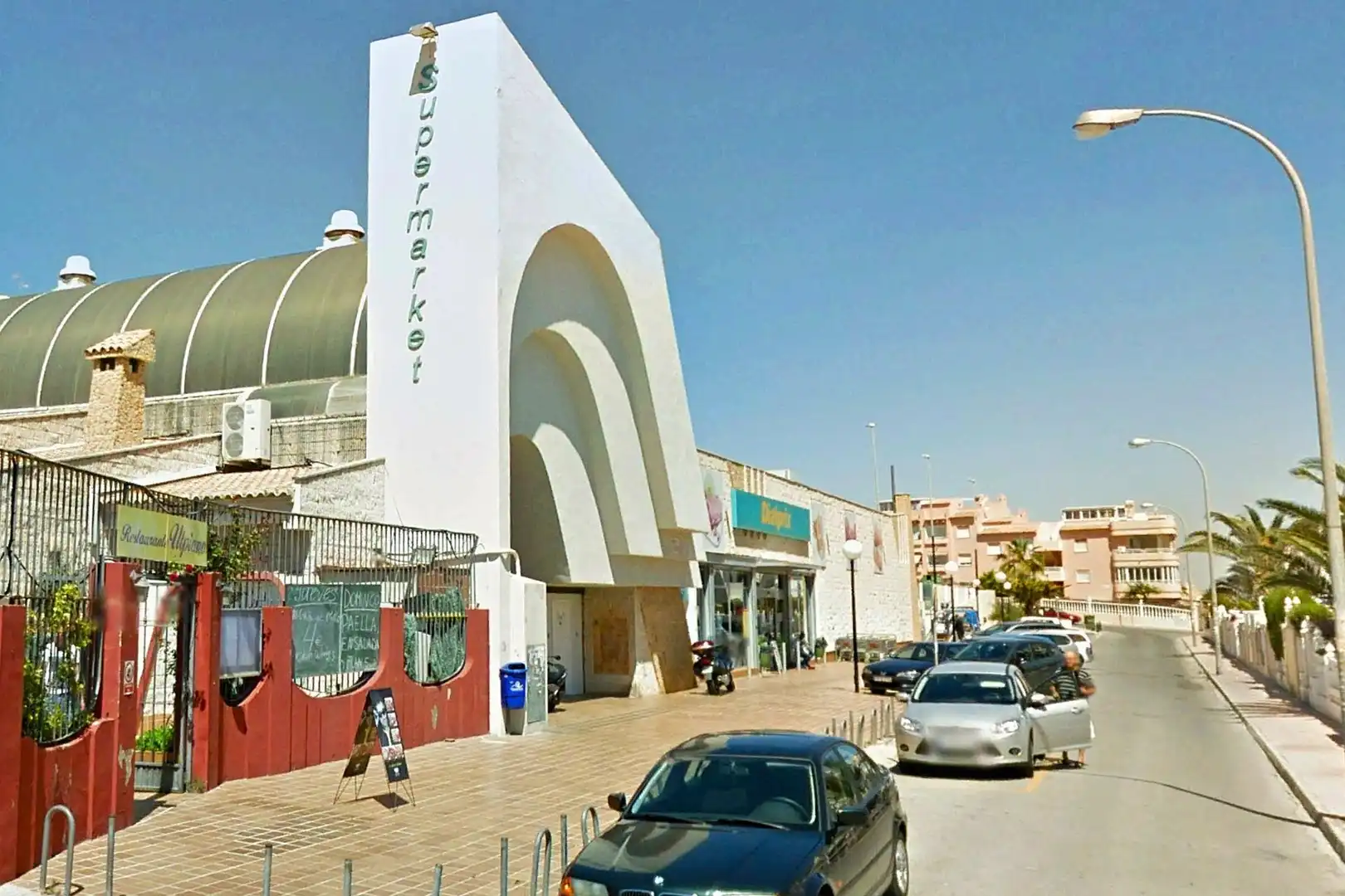 Außenansicht von Einfamilien-Reihenhaus zum Verkauf in Torrevieja mit Klimaanlage, Heizung und Terrasse