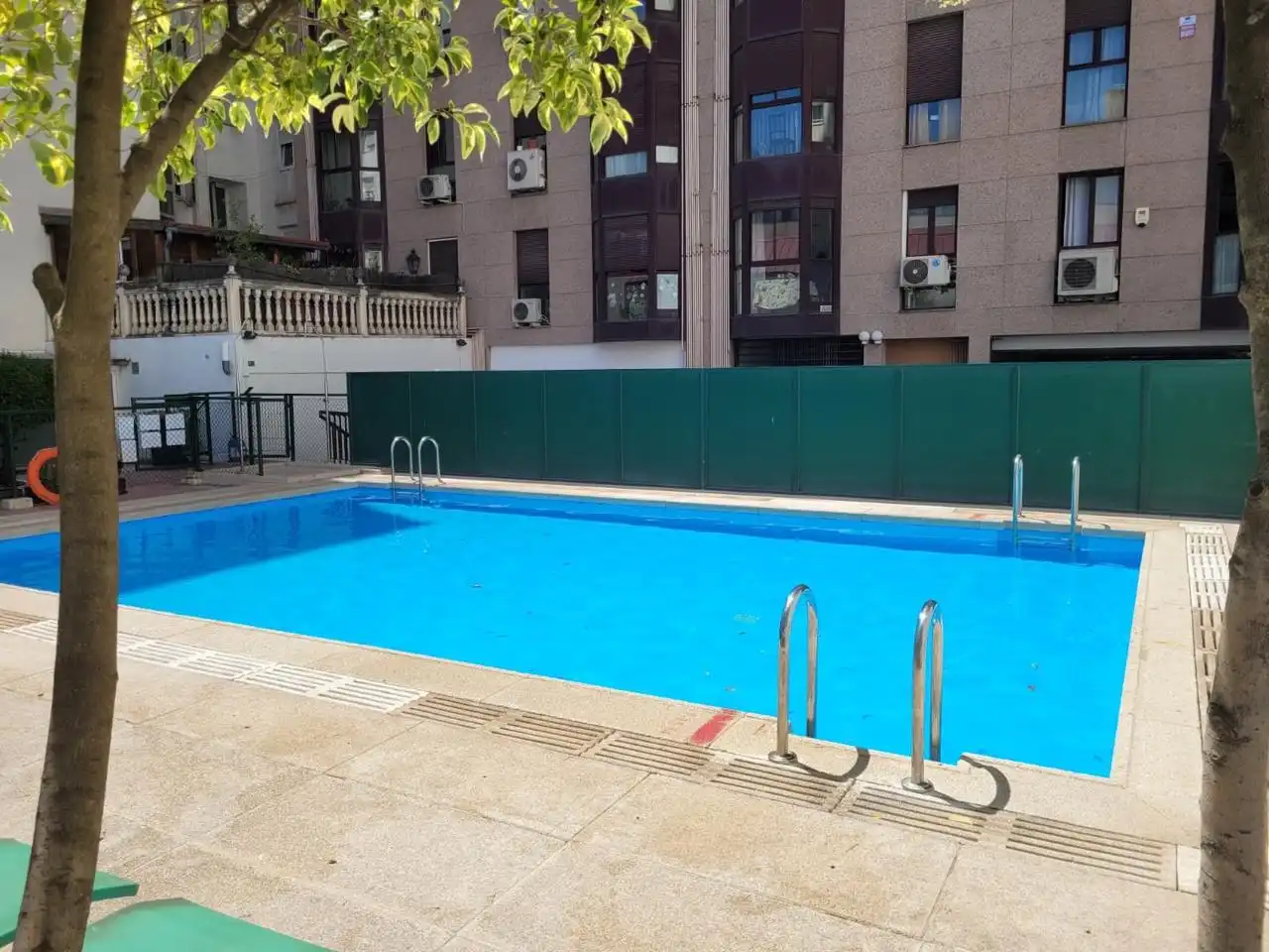 Schwimmbecken von Wohnung zum Verkauf in Madrid mit Klimaanlage und Terrasse