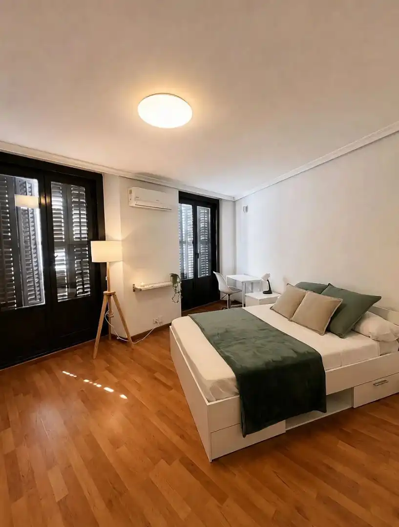 Schlafzimmer von Wohnung zur Miete in Madrid mit Klimaanlage, Heizung und Möbliert