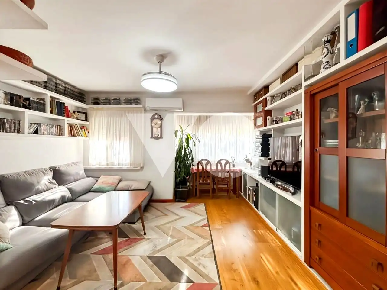 Living room of Flat for sale in  Madrid Capital  with Terrace, Furnished and Alarm