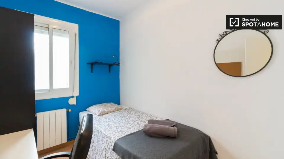 Bedroom of Flat for share in L'Hospitalet de Llobregat  with Air Conditioner, Heating and Furnished