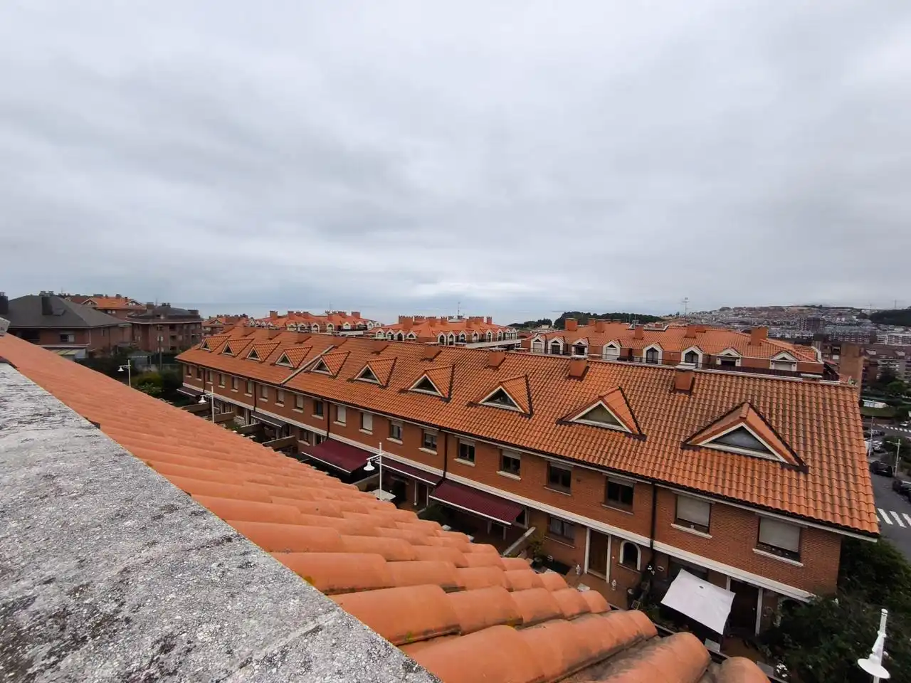 Vista exterior de Casa adosada en venta en Castro-Urdiales con Calefacción, Terraza y Balcón
