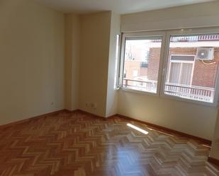 Bedroom of Flat for sale in  Madrid Capital  with Air Conditioner