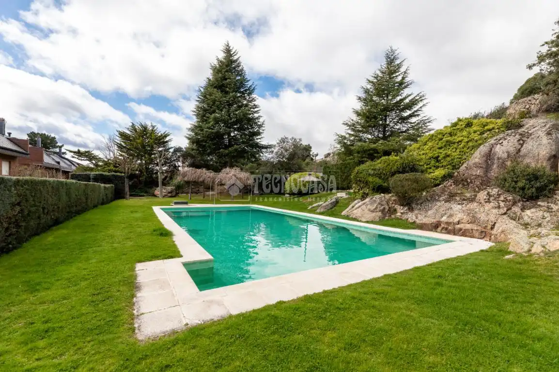Piscina de Casa adosada en venta en Torrelodones con Calefacción, Jardín privado y Terraza