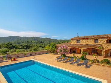 Casa rústica con piscina en venta en campament
