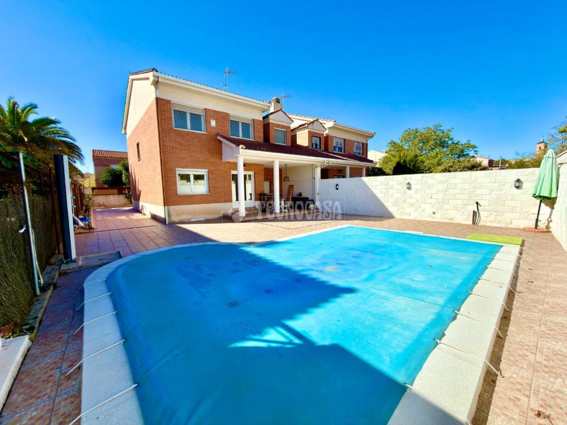 Vista exterior de Casa adosada en venda en Cabanillas del Campo amb Calefacció i Piscina