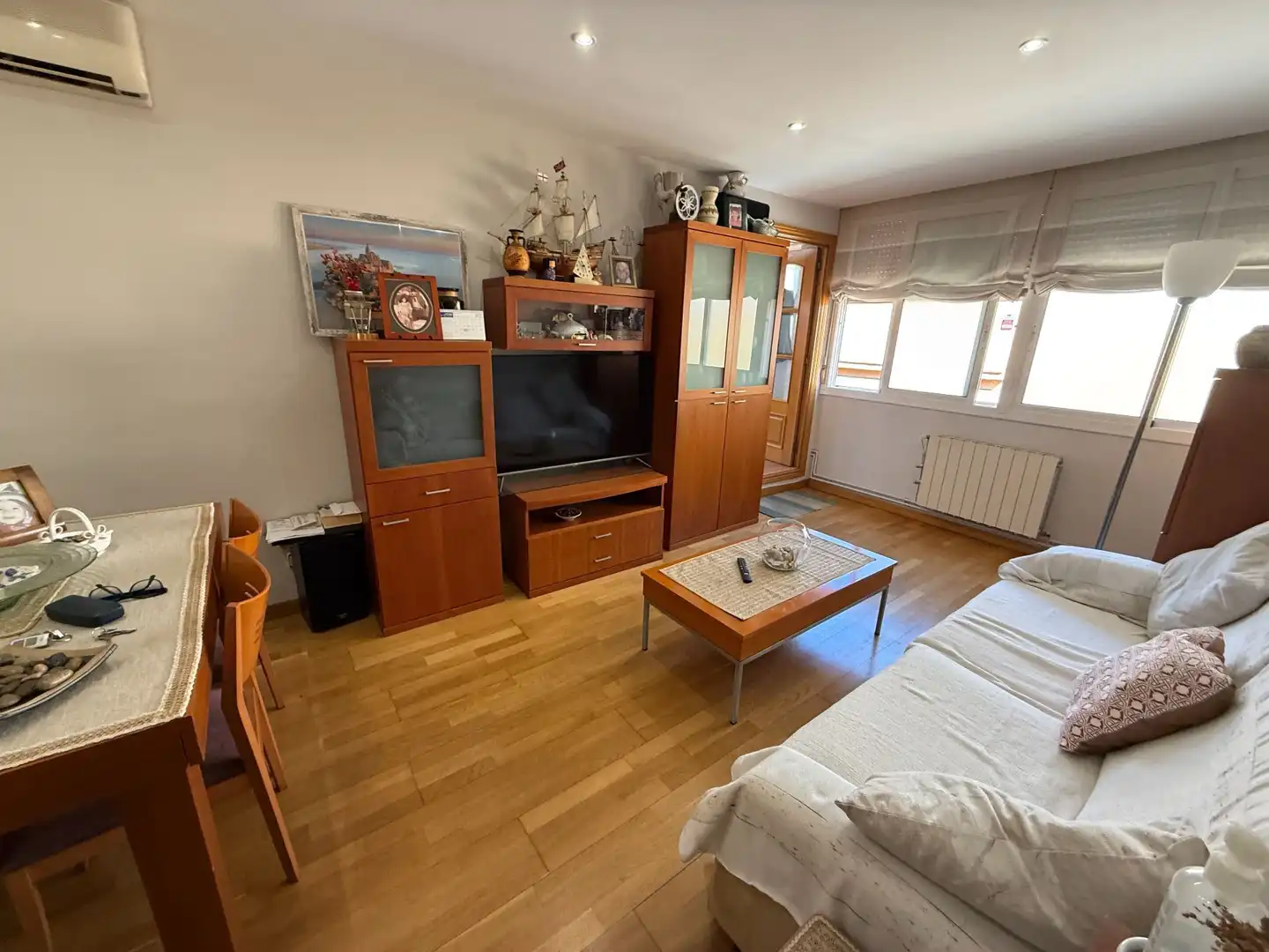 Living room of Flat for sale in Santa Coloma de Gramenet  with Air Conditioner, Heating and Terrace
