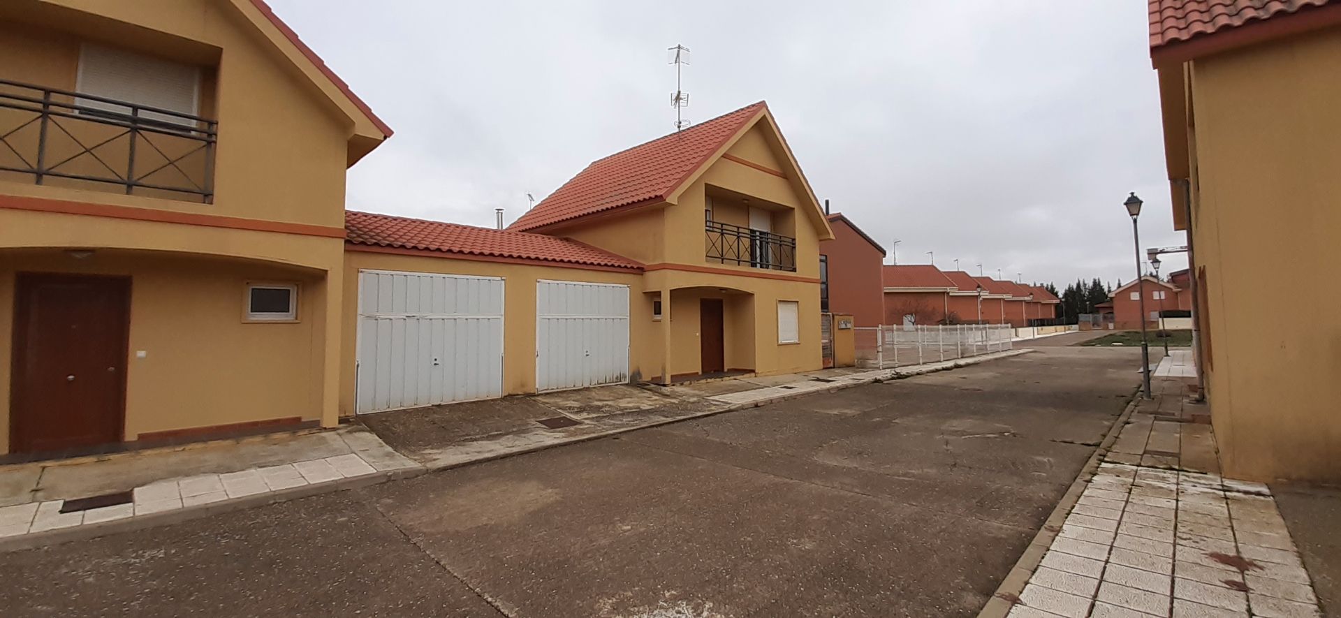 Vista exterior de Casa o xalet en venda en Valdescorriel amb Calefacció, Terrassa i Balcó