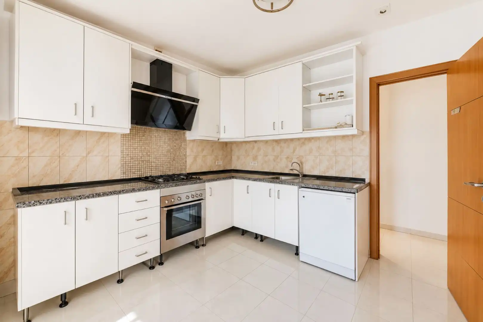 Cuina de Casa o xalet en venda en Marbella amb Aire condicionat i Terrassa
