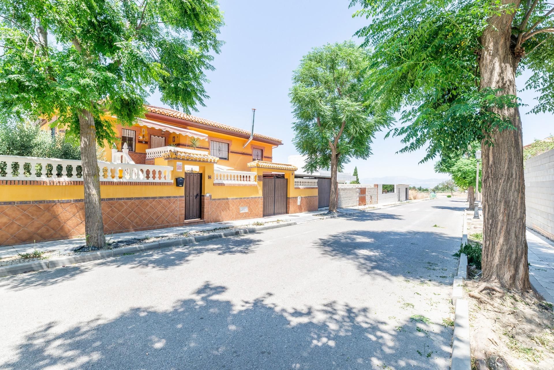 Vista exterior de Casa o xalet en venda en Vegas del Genil amb Aire condicionat, Calefacció i Jardí privat
