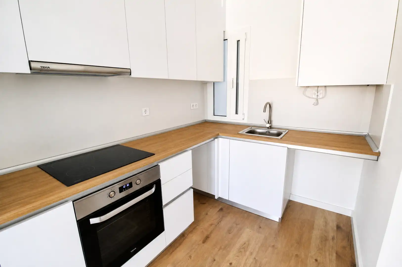 Cocina de Piso en venta en Barcelona con Parquet, Horno y Balcón