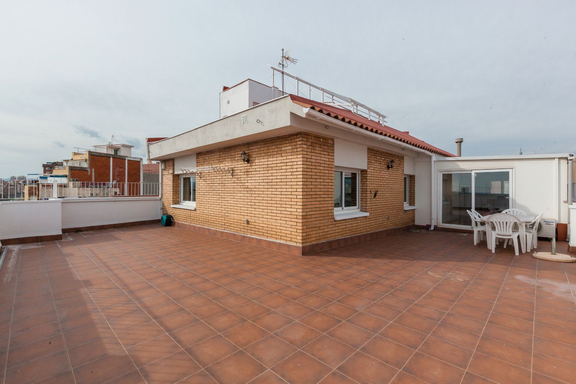 Außenansicht von Dachboden zum Verkauf in  Barcelona Capital mit Klimaanlage, Heizung und Terrasse