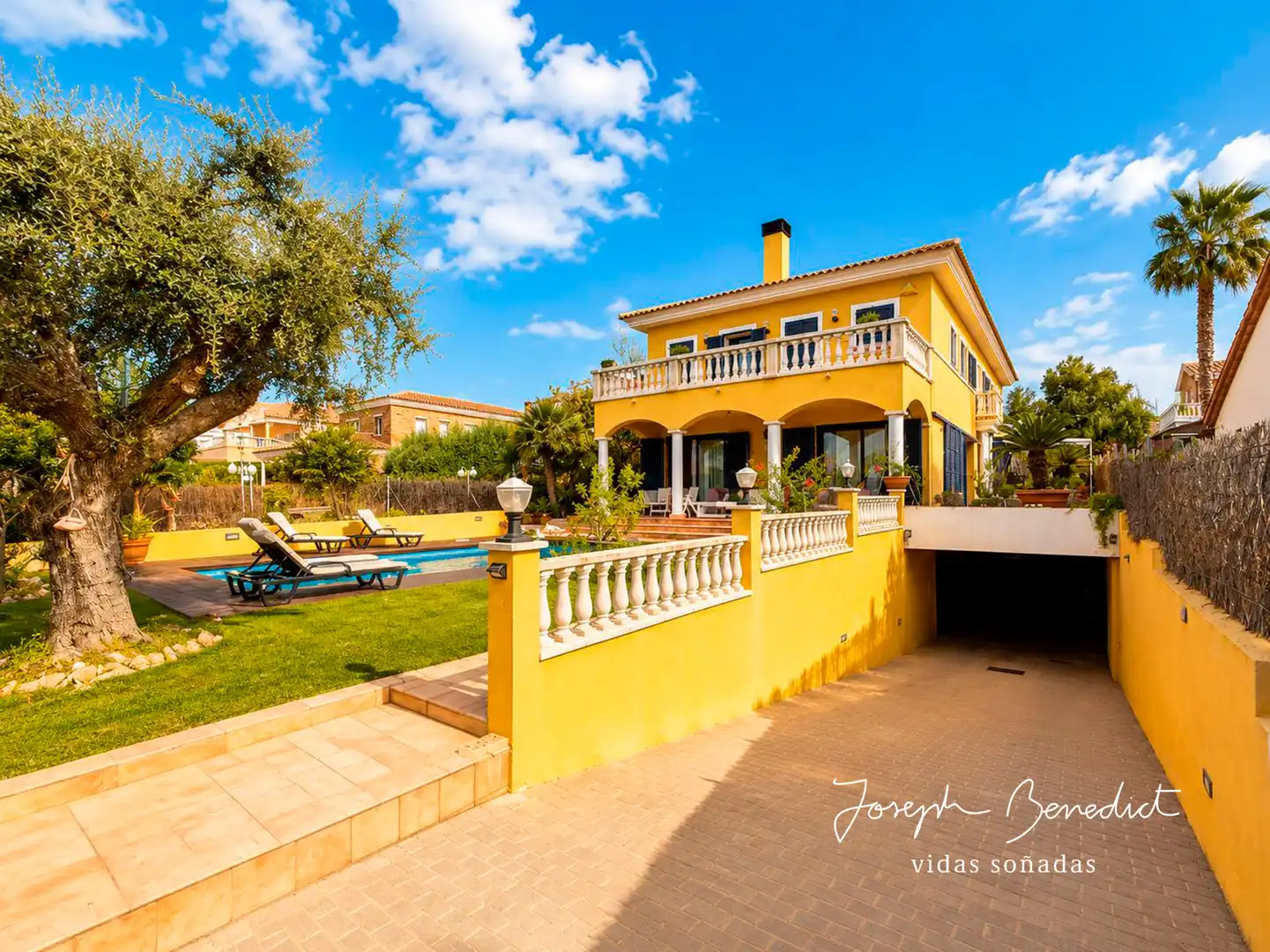 Vista exterior de Casa o xalet en venda en Calafell amb Aire condicionat, Calefacció i Jardí privat