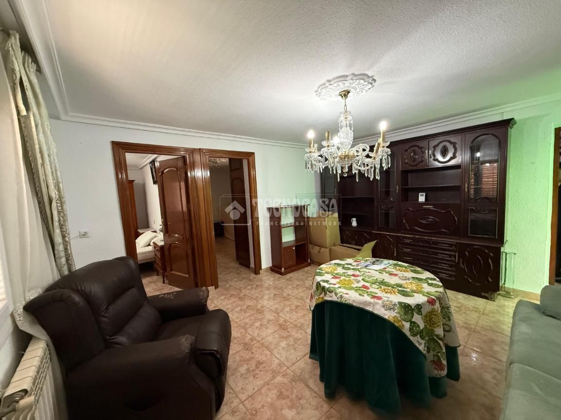 Sala d'estar de Casa adosada en venda en Vilches amb Aire condicionat, Jardí privat i Terrassa