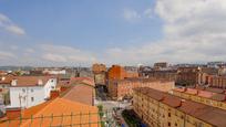 Vista exterior de Àtic en venda en Oviedo  amb Calefacció i Terrassa