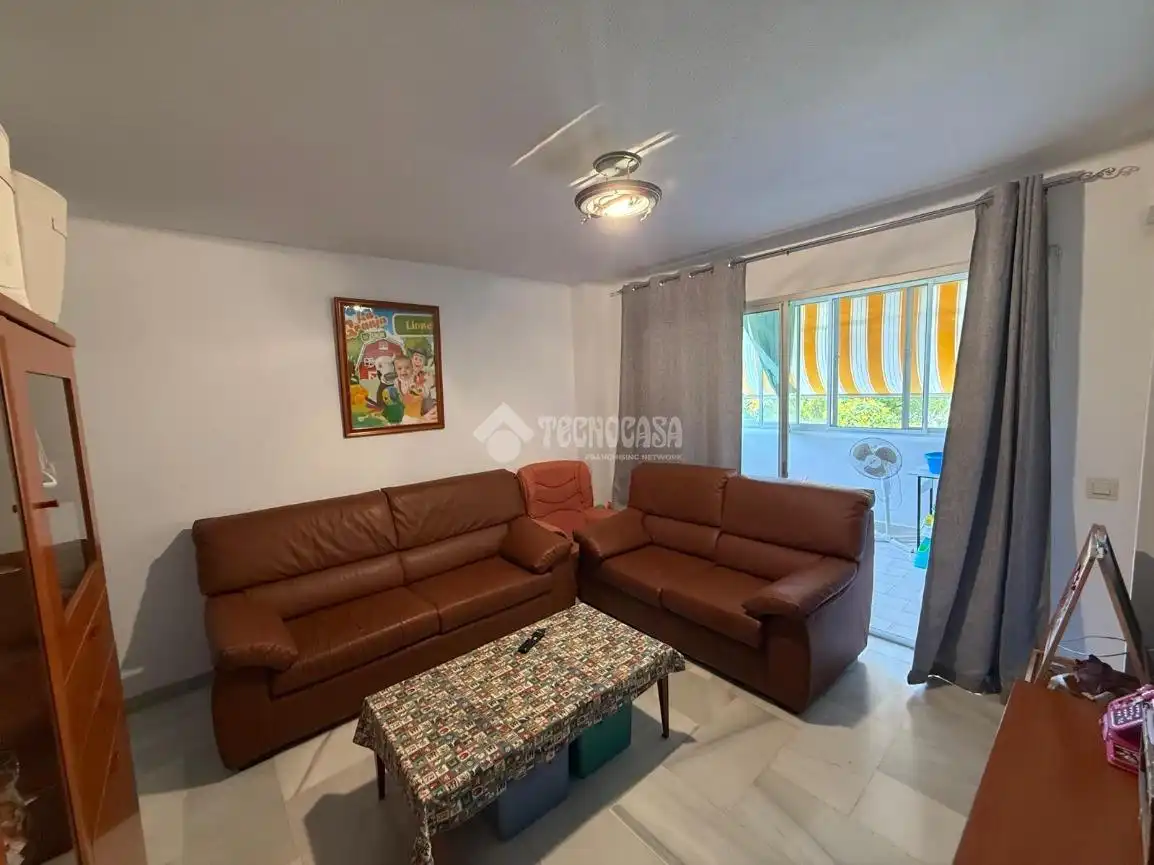 Sala de estar de Piso en venta en Benalmádena con Terraza y Piscina comunitaria