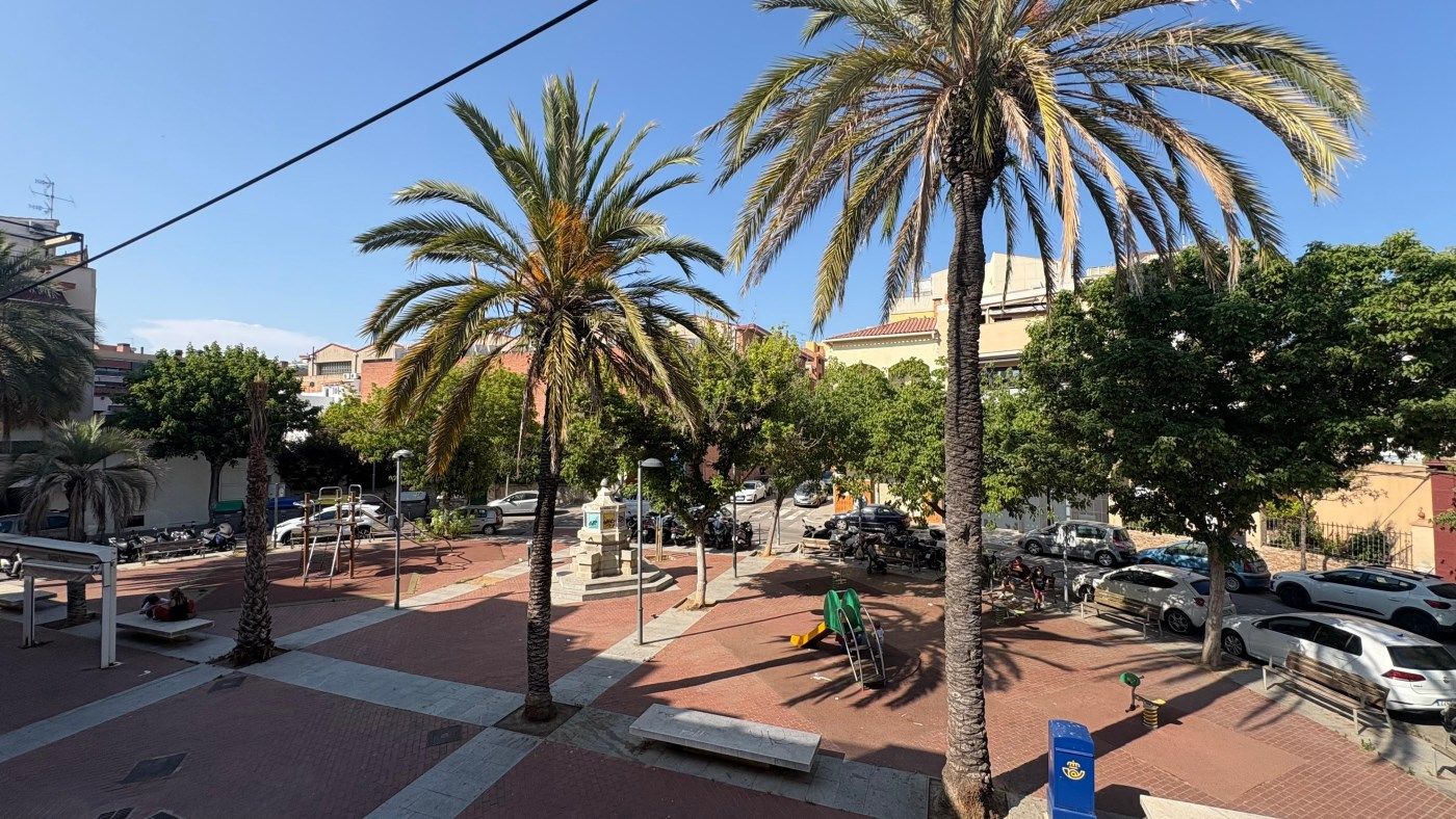 Vista exterior de Pis en venda en Badalona amb Terrassa i Balcó