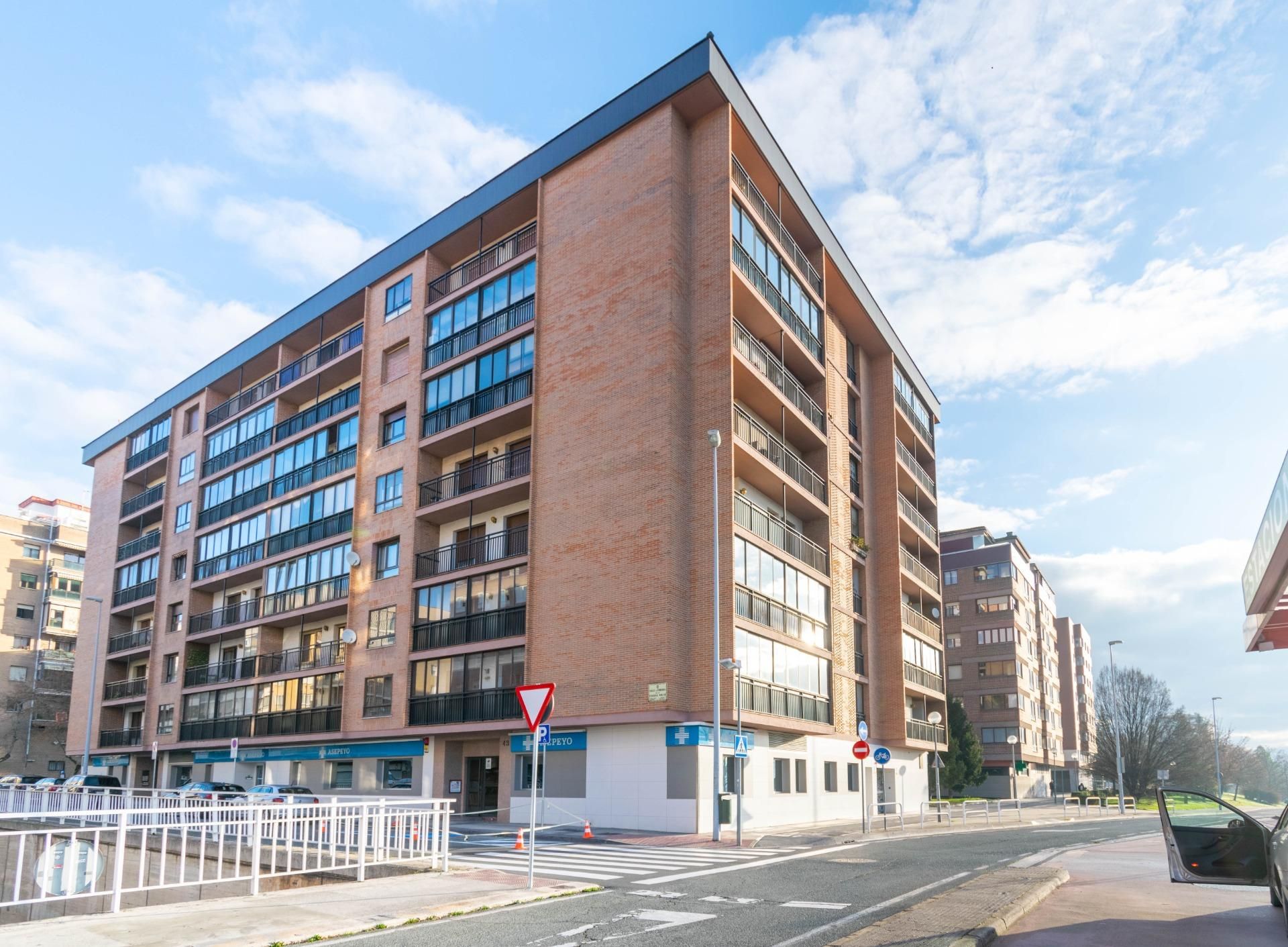Vista exterior de Pis en venda en  Pamplona / Iruña amb Terrassa, Traster i Moblat