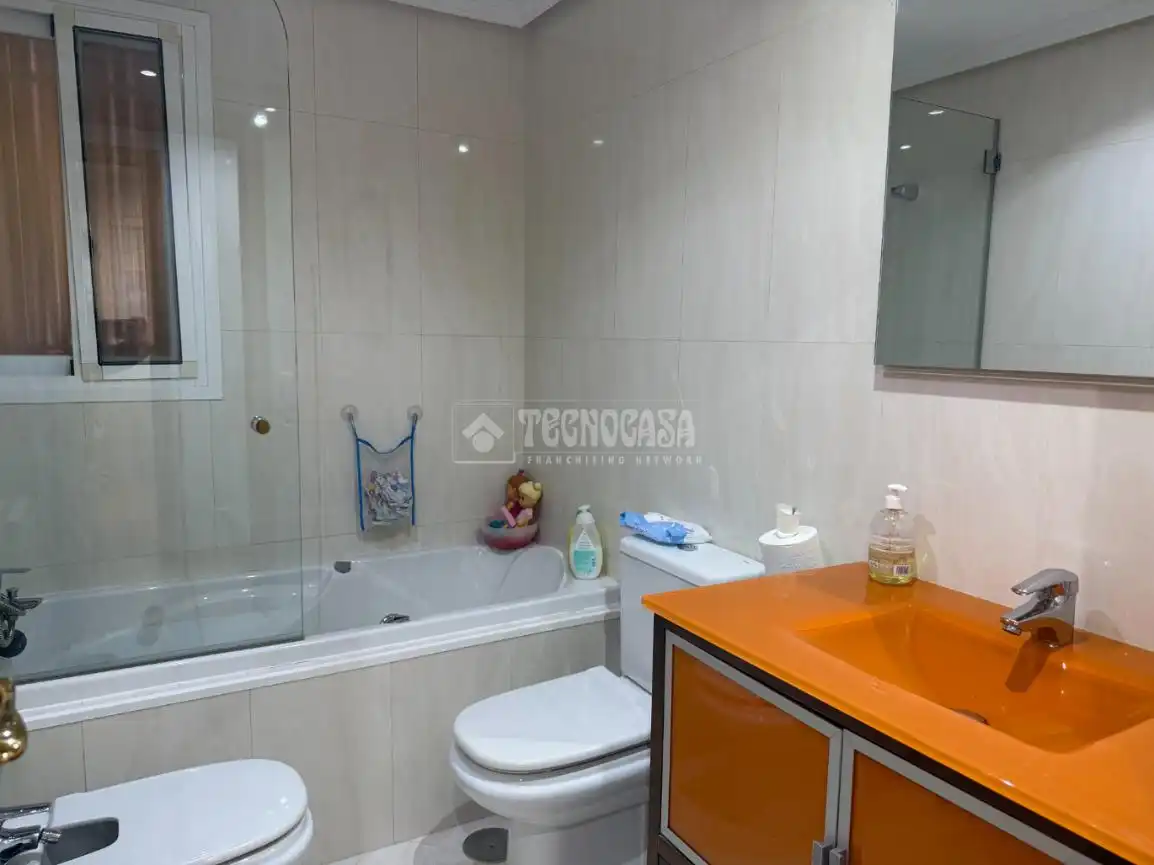 Badezimmer von Wohnung zum Verkauf in Madrid mit Klimaanlage und Heizung