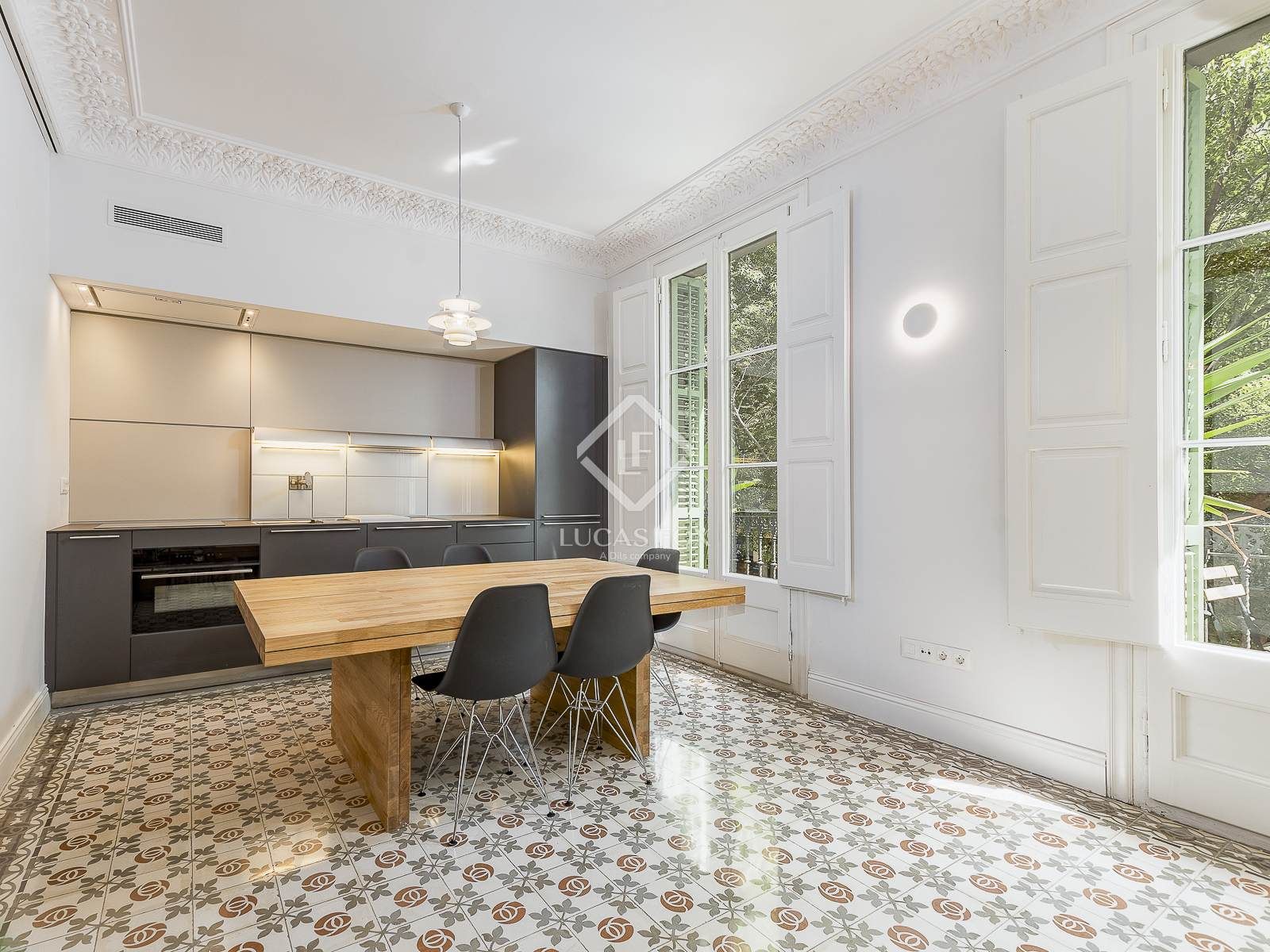 Exterior view of Flat for sale in  Barcelona Capital  with Air Conditioner, Heating and Balcony
