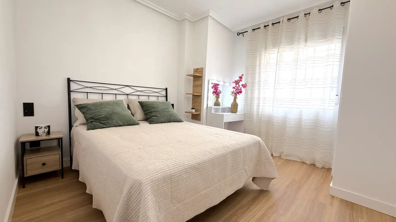Dormitori de Pis en venda en Torrevieja amb Aire condicionat, Terrassa i Moblat
