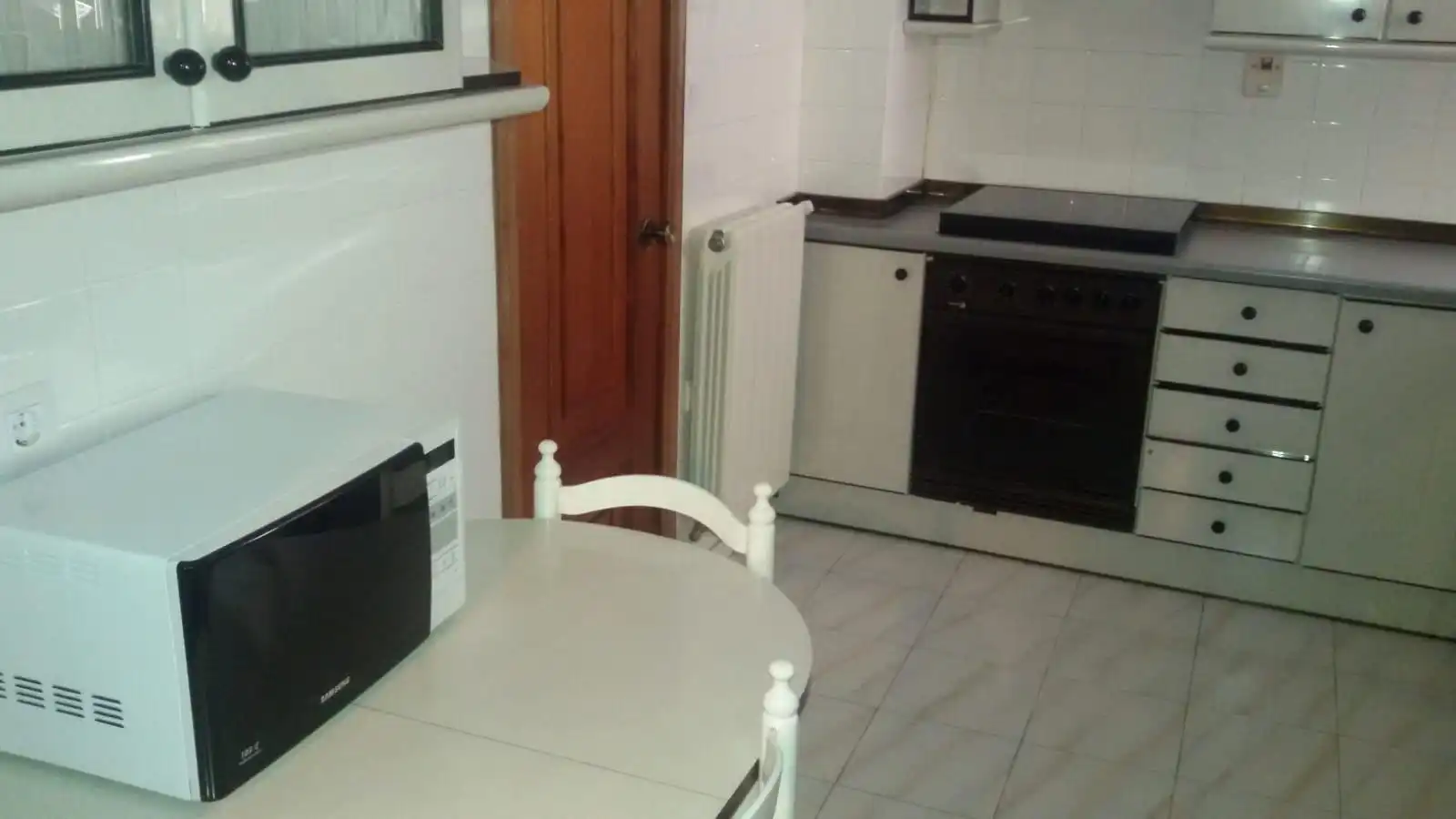 Cuina de Pis en venda en Vigo  amb Calefacció, Terrassa i Moblat