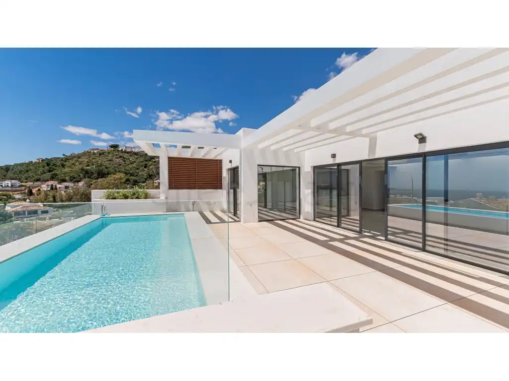 Vista exterior de Casa o xalet en venda en Benalmádena amb Aire condicionat, Jardí privat i Terrassa