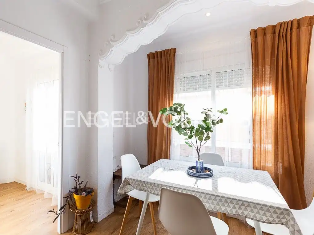 Menjador de Apartament de lloguer en Valencia amb Aire condicionat, Calefacció i Moblat