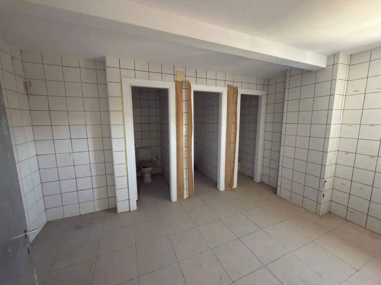 Badezimmer von Fabrikhallen zur Miete in Sentmenat