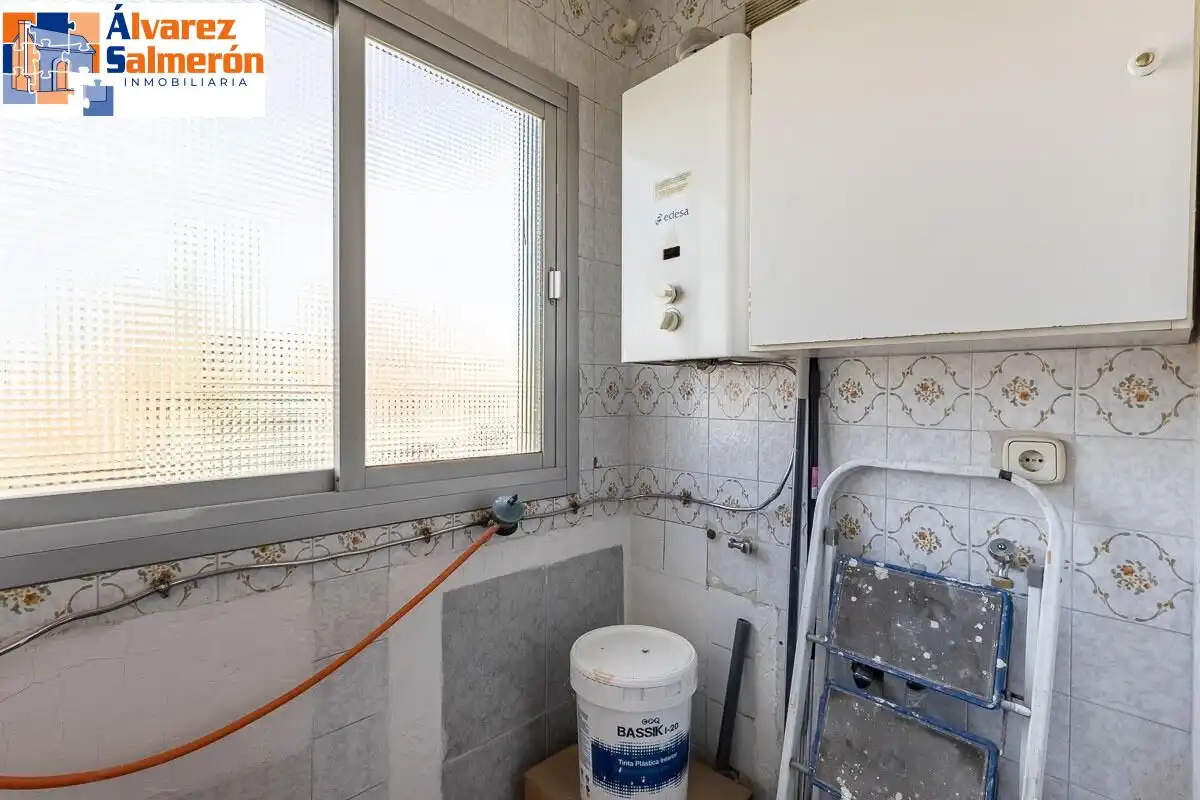 Bathroom of Flat for sale in Granada  with Air Conditioner, Heating and Terrace