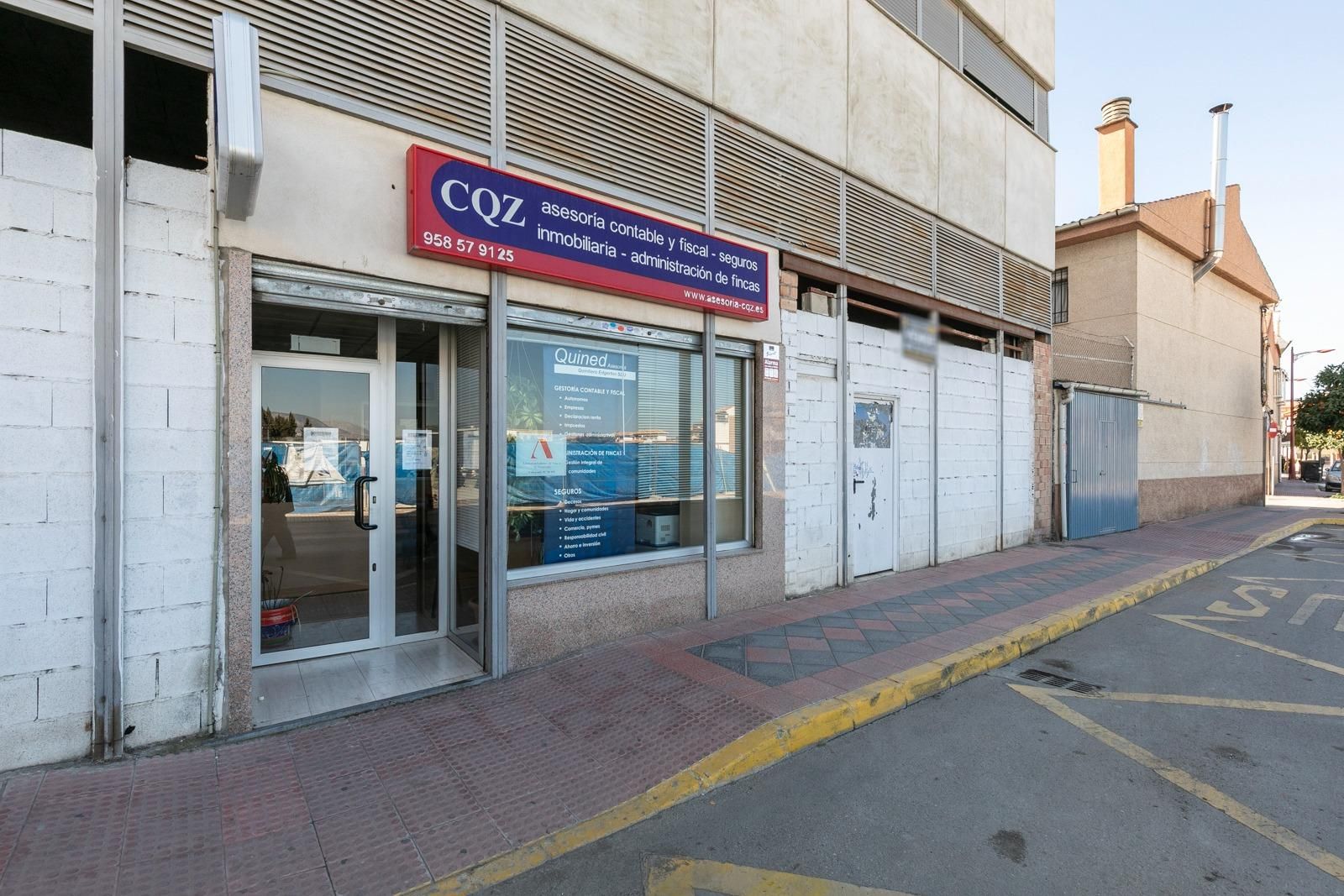 Vista exterior de Local en venda en Armilla amb Aire condicionat